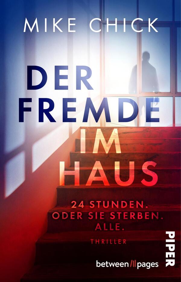 Das Buchcover zeigt eine dramatische Treppenhaus-Szene mit warmen, rötlichen Farbtönen, die eine steile Treppe nach oben führen. Im Hintergrund ist eine Person silhouettiert, die im Schatten steht, und ein Fenster mit diffusen Lichtstrahlen ist sichtbar. Der Titel „DER FREMD IM HAUS“ steht in großen, weißen Buchstaben, darunter die Unterzeile „24 STUNDEN. ODER SIE STERBEN. ALLE.“ in roter Schrift. Der Autor Mike Chick wird ebenfalls in einer schlichten Schriftart angezeigt. Der Verlag ist in kleineren Buchstaben unten rechts vermerkt.
