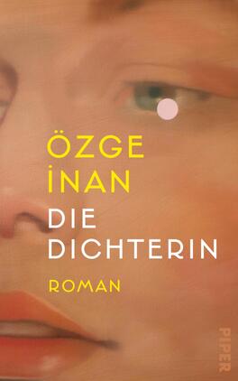 Die Dichterin Das Buchcover zeigt ein enges, gemaltes Porträt einer weiblichen Gesichtshälfte in warmen Pfirsich-, Rosen- und Hauttönen, mit einem grünen Auge und einem kleinen rosa Punkt neben dem Auge. Der Autorenname ÖZGE İNAN ist groß in gelber Grotesk gesetzt, der Titel „DIE DICHTERIN“ erscheint in weißer Versal-Grotesk, darunter in gelb das Wort „ROMAN“. Die Stimmung ist intim und malerisch.