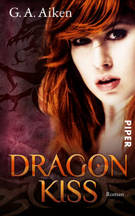 Dragon Kiss Das Buchcover zeigt das Porträt einer Frau mit langen, kupferroten Haaren und intensiven Gesichtszügen. Ihr Blick ist geheimnisvoll und herausfordernd. Im Hintergrund sind stilisierte Drachenmuster in dunklen, schattierten Farbtönen sichtbar. Der Titel „DRAGON KISS“ ist in großen, goldenen Buchstaben gestaltet, während der Autor „G. A. Aiken“ und das Wort „Roman“ in dezenten, weißen Schriftzügen am oberen bzw. unteren Rand platziert sind. Die Atmosphäre ist mystisch und geheimnisvoll.