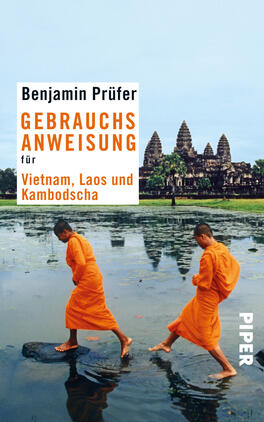 Gebrauchsanweisung für Vietnam, Laos und Kambodscha Das Buchcover zeigt zwei buddhistische Mönche in orangefarbenen Roben, die durch ein Gewässer waten. Im Hintergrund ist eine stilisierte Tempelanlage zu sehen, umrahmt von einem blauen Himmel. Darüber steht der Titel „GEBRAUCHSANWEISUNG für Vietnam, Laos und Kambodscha“ in einer Kombination aus Weiß und Orange. Der Autorenname „Benjamin Prüfer“ ist in größerer Schrift oberhalb des Titels platziert. Das Cover vermittelt eine ruhige, kulturell inspirierende Atmosphäre.