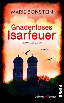 Gnadenloses Isarfeuer Das Buchcover zeigt die zwei Türme der Münchner Frauenkirche, umgeben von einem dramatischen, rot-schwarzen Hintergrund, der eine spannungsreiche Atmosphäre vermittelt. Der Titel „Gnadenloses Isarfeuer“ steht in auffälliger roter Schrift, darüber der Autorennamen Marie Bonstein in weißer Schrift. Am unteren Rand ist der Hinweis „Kriminalroman“ in kleinerer Schrift platziert. Zwei schwarzer Vögel fliegen über die Szene, was die Dynamik des Covers unterstreicht.