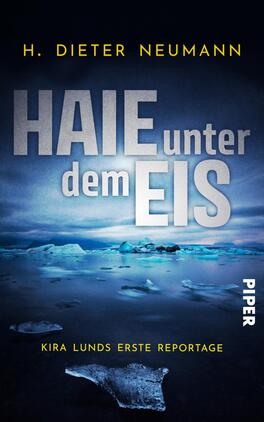 Haie unter dem Eis - Kira Lunds erste Reportage Das Buchcover zeigt eine düstere, eisige Landschaft mit zarten blauen Farbtönen. Über der kalten Wasseroberfläche ragt ein Eisberg hervor, während der Himmel in grauen und blauen Nuancen gehalten ist. Der Titel „HAIE unter dem EIS“ steht in großen, weißen Buchstaben im oberen Bereich, mit dem Wort „unter“ kleiner und linksbündig. Am unteren Rand ist der Name des Autors „H. Dieter Neumann“ sowie der Hinweis „Kira Lunds erste Reportage“ platziert. Das Verlagslogo ist in der rechten unteren Ecke sichtbar.