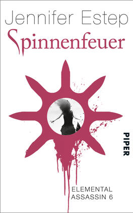 Spinnenfeuer Das Buchcover zeigt eine minimalistische, überwiegend weiße Fläche. Oben steht der Titel „Spinnenfeuer“ in einer markanten, rosafarbenen Schrift, darunter der Name der Autorin „Jennifer Estep“. In der Mitte des Covers befindet sich ein großes, rundes Element mit einem grafischen, düsteren Motiv. Um dieses zentrale Element verlaufen blutrote Farbspritzer, die eine spannungsgeladene Atmosphäre erzeugen. Unten links ist der Verlag „Piper“ in dezenten Buchstaben platziert.