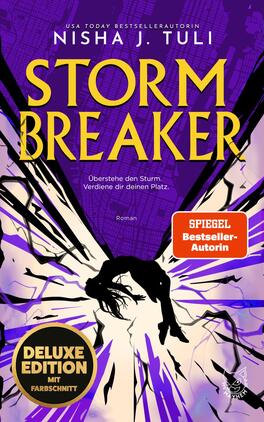 Storm Breaker (Deluxe-Ausgabe) Das Buchcover zeigt einen violett-dunkelblauen Hintergrund mit strahlenden, lilafarbenen und weißen Lichtstrahlen, im Vordergrund eine schwarze Silhouette einer gefallenen Person mit ausgebreiteten, scharfkantigen Flügeln. Oben großer gelber Serifentitel „STORM BREAKER“, darunter die Autorin „Nisha J. Tuli“. Rechts ein oranger Button mit der Aufschrift „SPIEGEL Bestseller-Autorin“, links unten ein goldener Rundsticker „DELUXE EDITION MIT FARBSCHNITT“. Atmosphärisch dramatisch und dynamisch.