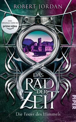 Das Rad der Zeit 5 Das Buchcover zeigt einen fantasievollen, farblich gestalteten Hintergrund in Blau- und Grüntönen mit einem mystischen, metallic-glänzenden Design. Im Zentrum befindet sich ein verschlungener, silberner Drachenmotiv, das die Titelzeile „Das Rad der Zeit“ umrahmt. Der Untertitel „Die Feuer des Himmels“ ist in eleganter, geschwungener Schrift darunter platziert. Im oberen Bereich befindet sich ein Sticker mit dem Text „EINE ORIGINAL-SERIE BEI prime video“. Der Autor „Robert Jordan“ ist prominent am oberen Rand angegeben.