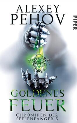 Goldenes Feuer Das Buchcover zeigt eine handgefertigte, metallene Hand, die einen schimmernden, grünen Anhänger mit filigranen Verzierungen hält. Der Hintergrund ist in sanften Grautönen gehalten, wodurch die Hand und der Anhänger hervorstechen. Der Titel „Goldenes Feuer“ ist in großen, schwarzen Buchstaben am unteren Rand platziert, während der Autor „Alexey Pehov“ oben in klarer Schrift zu lesen ist. Der Untertitel „Chroniken der Seelenfänger 3“ befindet sich ebenfalls am unteren Rand in kleinerer Schrift.