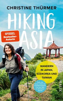 Hiking Asia Das Buchcover zeigt eine lächelnde Frau, die mit einem Rucksack und Wanderstöcken auf einem Wanderweg steht. Im Hintergrund sind grüne Hügel und ein traditionelles asiatisches Pavillon erkennbar. Der Titel „HIKING ASIA“ ist groß und in weißer Schrift auf rotem Hintergrund platziert. Darunter steht der Text „WANDERN IN JAPAN, Südkorea UND TAIWAN“ in gelber Schrift. Oben ist der Name „CHRISTINE Thürmer“ zu sehen, ergänzt durch den Hinweis „SPIEGEL Bestseller-Autorin“ in rotem Kästchen.