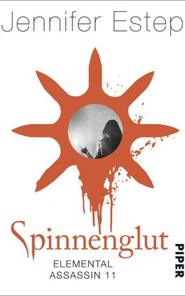 Spinnenglut Das Buchcover zeigt auf einem weißen Hintergrund ein orangefarbenes Sonnensymbol, das durch spitze Strahlen geprägt ist. In der Mitte des Symbols befindet sich eine kreisrunde Darstellung einer Person, die in einen dunklen Schatten gehüllt ist. Rote Blutspritzer verlaufen unterhalb des Symbols und verleihen dem Cover eine dramatische Atmosphäre. Der Titel „Spinnenglut“ ist in fetter, roter Schrift am unteren Rand platziert, gefolgt von der Aufschrift „ELEMENTAL ASSASSIN 11“ in kleinerer Schrift. Oben steht der Autorenname „Jennifer Estep“.