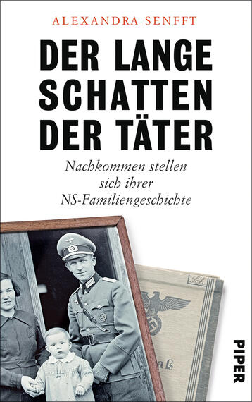 Das Buchcover zeigt eine graue und weiße Farbgebung, die eine nüchterne und ernsthafte Atmosphäre vermittelt. Im oberen Bereich steht der Titel „DER LANGE SCHATTEN DER TÄTER“ in großer, schwarzer Schrift. Darunter befindet sich der Untertitel „Nachkommen stellen sich ihrer NS-Familiengeschichte“ in etwas kleinerer, heller Schrift. Im unteren Teil ist ein historisches Foto eines Mannes in Uniform und einer Frau zu sehen, umgeben von Akten und Dokumenten. Der Name der Autorin, „ALEXANDRA SENFT“, ist prominent über dem Titel platziert.