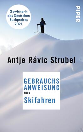 Gebrauchsanweisung fürs Skifahren Das Buchcover zeigt eine schneebedeckte Landschaft mit einem kleinen Pistenfahrer, der auf einem hohen Gipfel steht. Der Himmel ist klar und hell, was eine frische, kühle Atmosphäre vermittelt. Oben links befindet sich ein weißer Kreis mit dem Text „Gewinnerin des Deutschen Buchpreises 2021“. Der Titel „GEBRAUCHSANWEISUNG fürs Skifahren“ ist in blauer Schrift auf einem weißen Feld platziert, darunter steht der Name der Autorin „Antje Rávic Strubel“ in schwarzer Schrift. Das Gesamtbild ist klar und einladend.