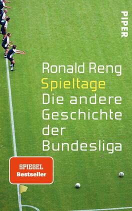 Spieltage Das Buchcover zeigt eine Fußball-Szene auf einem grünen Rasen, auf dem mehrere Spieler in sportlicher Kleidung aufgereiht stehen. Der Titel „Spieltage“ ist in großem, gelben Schriftzug platziert, während der Autorname „Ronald Reng“ in weißer Schrift oben steht. Darunter folgt der Untertitel „Die andere Geschichte der Bundesliga“ in grauer Schrift. In der unteren linken Ecke befindet sich ein rotes Label mit der Aufschrift „SPIEGEL Bestseller“. Der Gesamteindruck vermittelt eine dynamische und sportliche Atmosphäre.
