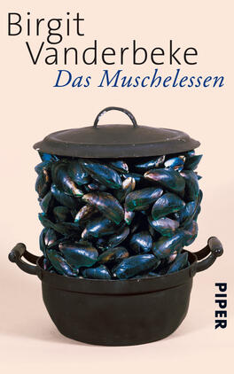 Das Muschelessen Das Buchcover zeigt einen schwarzen Kochtopf, der mit glänzenden Muscheln gefüllt ist. Die Muscheln haben eine schimmernde, blaugrüne Farbgebung und sind detailreich dargestellt. Oben auf dem Topf liegt der Deckel. Die Schrift „Birgit Vanderbeke“ ist in auffälliger, schwarzer Typografie geschrieben, während der Titel „Das Muschelessen“ in künstlerisch geschwungener, blauer Schriftart hervorgehoben wird. Der Verlag „PIPER“ ist in schlichter Schrift in der unteren rechten Ecke platziert. Der Hintergrund ist beige und vermittelt eine warme, einladende Atmosphäre.