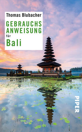 Gebrauchsanweisung für Bali Das Buchcover zeigt eine malerische Landschaft mit einer balinesischen Pagode, umgeben von Wasser und üppiger Natur. Der Himmel präsentiert sich in sanften Pastellfarben, die eine warme Atmosphäre schaffen. Der Titel „GEBRAUCHSANWEISUNG für Bali“ ist in einer klaren, markanten Schriftart in Grün gehalten, während der Autorennamen „Thomas Blubacher“ in Schwarz darüber platziert ist. Unten rechts erscheint das Verlagslogo „PIPER“ in Weiß.