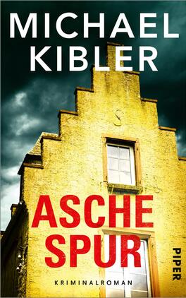Aschespur Das Buchcover zeigt eine düstere Kulisse mit einem gelben Gebäude im Vordergrund und einem wolkenverhangenen, grauen Himmel im Hintergrund. Der Titel „ASCHE SPUR“ ist in großen, roten Buchstaben hervorgehoben, während der Name des Autors „MICHAEL KIBLER“ in einer klaren, weißen Schrift oben platziert ist. Unter dem Titel steht in kleinerer Schrift „Kriminalroman“. Die Gesamtatmosphäre vermittelt Spannung und Geheimnis.