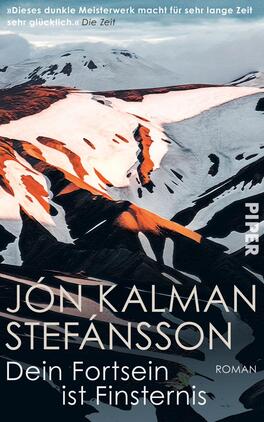 Dein Fortsein ist Finsternis Das Buchcover zeigt eine dramatische Berglandschaft in erdigen Rot- und Grautönen, durchzogen von weißen Schnee- und Eisflächen. Oben links befindet sich ein Zitat, das auf die Qualität des Werkes hinweist. Der Titel „Dein Fortsein ist Finsternis“ ist in großer, eleganter Schrift in Weiß geschrieben, gefolgt vom Autorennamen „Jón Kalman Stefánsson“ in ebenfalls gut lesbarer, goldener Schrift. Der Verlag ist in einer schlichten, hellen Schrift am unteren rechten Rand platziert.