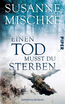 Einen Tod musst du sterben Das Buchcover zeigt eine düstere Winterlandschaft mit einem nebelverhangenen Hintergrund, in dem hohe, kahle Bäume sichtbar sind. Im Vordergrund liegt ein umgestürzter Baumstamm, der eine bedrohliche Atmosphäre vermittelt. Der Titel „Einen Tod musst du sterben“ ist in großen, serifenlosen Buchstaben in Blau gehalten, was einen starken Kontrast zur hellen, verschwommenen Szenerie bietet. Der Autorennamen „Susanne Mischke“ ist prominent oben platziert, während das Verlagslogo „Piper“ vertikal an der rechten Seite steht.