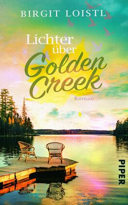 Lichter über Golden Creek Das Buchcover zeigt eine idyllische Seelandschaft mit einem Holzsteg, der ins Wasser führt. Im Hintergrund sind grüne Bäume und sanfte Hügel sichtbar. Der Himmel ist in pastellfarbenen Tönen von Gelb, Blau und Rosa gehalten, mit fliegenden Vögeln. Die Titelgrafik „Lichter über Golden Creek“ ist in geschwungener, goldener Schrift platziert, während „Roman“ in einer schlichten, weißen Schrift darunter steht. Das Buch ist von Birgit Loistl.