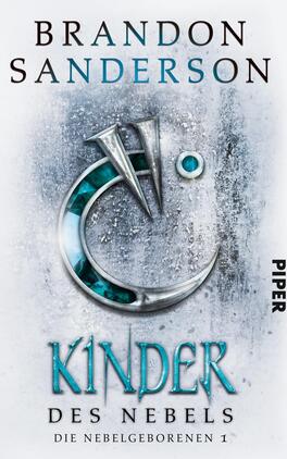 Kinder des Nebels Das Buchcover zeigt einen mystisch anmutenden Hintergrund in Grautönen mit einer Vertiefung, die wie Nebel wirkt. In der Mitte befindet sich ein auffälliges, stilisiertes Symbol in Silber und Türkis, das an einen Mond und Sterne erinnert. Der Titel „KINDER DES NEBELS“ ist in großen, blauen Buchstaben unterhalb des Symbols platziert, während der Autorname „BRANDON SANDERSON“ in eleganten, dunkelbraunen Buchstaben oben steht. Am rechten Rand befindet sich der Verlagsname „PIPER“.