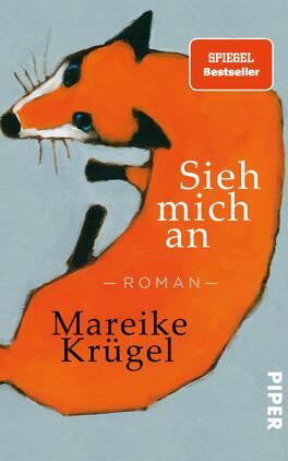 Sieh mich an Das Buchcover zeigt eine stilisierte Darstellung eines Fuchses, der auf einem sanften, hellblauen Hintergrund platziert ist. Der Fuchs ist in kräftigen orange- und brauntönen gehalten, was ihm ein lebendiges Erscheinungsbild verleiht. In der Mitte des Covers steht der Titel „Sieh mich an“ in großer, weißer Schrift, gefolgt von der Angabe „Roman“ in kleinerer Schrift. Unten links ist der Name der Autorin, Mareike Krügel, in Schwarz geschrieben. Oben rechts befindet sich ein rotes Quadrat mit dem Text „SPIEGEL Bestseller“.