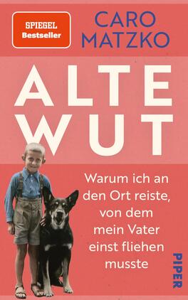 Alte Wut Das Buchcover zeigt einen jungen Jungen in blauer Kleidung, der neben einem schwarzen Hund steht. Der Hintergrund ist in einem warmen Rotton gehalten. Über dem Bild steht in großen, weißen Buchstaben der Titel „ALTE WUT“. Darunter in kleinerer Schrift fortlaufend die Unterzeile „Warum ich an den Ort reiste, von dem mein Vater einst fliehen musste“. Oben links ist der Name der Autorin „CARO MATZKO“ abgebildet, während unten rechts das Verlagslogo „PIPER“ zu sehen ist.