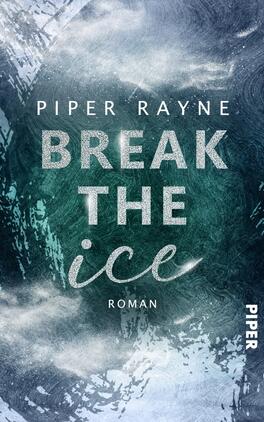 Break the Ice Das Buchcover zeigt eine kühle, mystische Landschaft in Blau- und Grüntönen. Der Titel „BREAK THE ICE“ ist in großen, glitzernden Buchstaben zentral platziert, während der Autorennamen „PIPER RAYNE“ oben in schlichter Schrift steht. Die typografische Gestaltung strahlt Modernität aus und harmoniert mit dem wässrigen Hintergrund, der an gefrorenes Wasser erinnert und eine träumerische, winterliche Atmosphäre vermittelt. Darunter befindet sich das Wort „Roman“ in kleinerer Schrift.