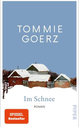 Im Schnee Das Buchcover zeigt eine winterliche Landschaft mit schneebedeckten, rustikalen Holzhäusern, die im Vordergrund stehen. Der Himmel ist in einem sanften, hellblauen Farbton gehalten. Der Titel „Im Schnee“ steht in einer eleganten, serifenlosen Schrift in der Mitte, unterhalb des Autornamens „TOMMIE GOERZ“, der deutlich hervorgehoben ist. In der unteren linken Ecke befindet sich ein rotes Rechteck mit dem Aufdruck „SPIEGEL Bestseller“. Die Atmosphäre vermittelt eine ruhige, besinnliche Stimmung.