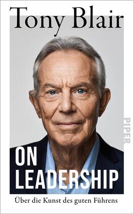 On Leadership Das Buchcover zeigt das Porträt eines älteren Mannes mit grauen Haaren und einem entschlossenen Gesichtsausdruck. Er trägt einen dunklen Anzug und schaut direkt in die Kamera. Über dem Porträt steht in großen, schwarzen Buchstaben „ON LEADERSHIP“. Darunter in kleinerer Schrift steht „Über die Kunst des guten Führens“. Der Hintergrund ist hell, was eine klare und moderne Atmosphäre vermittelt. Die Typografie ist schlicht und eindringlich, was den Fokus auf den Titel und das Bild legt.