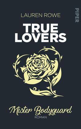 Mister Bodyguard Das Buchcover zeigt einen dunkelblauen Hintergrund, auf dem eine stilisierte goldene Rose mit geschwungenen Blättern abgebildet ist. Oben prangt in großen, weißen Buchstaben der Titel „TRUE LOVERS“. Darunter steht der Untertitel „Mister Bodyguard“ in eleganter, geschwungener Schrift in Gold. Die Kombination aus dunkler Farbe und goldenen sowie weißen Elementen verleiht dem Cover eine romantische und gleichzeitig mysteriöse Atmosphäre. Oben links ist der Name der Autorin Lauren Rowe in einer schlichten, goldenen Schrift platziert.