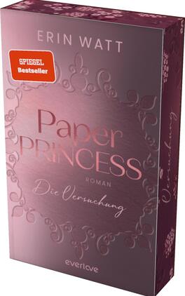 Paper Princess Das Buchcover zeigt einen zarten, rosafarbenen Hintergrund, der in einem sanften Farbverlauf gestaltet ist. Im Vordergrund steht der Titel „Paper PRINCESS“ in eleganter, verschnörkelter Typografie, die in einem helleren Rosaton gehalten ist. Darunter befindet sich der Untertitel „Die Versuchung“ in einer schlichteren, dunkleren Schriftart. Oben links ist ein rotes Stickerlabel mit dem Text „SPIEGEL Bestseller“ zu sehen. Die Gesamtatmosphäre ist romantisch und geheimnisvoll, um das Thema des Romans widerzuspiegeln.