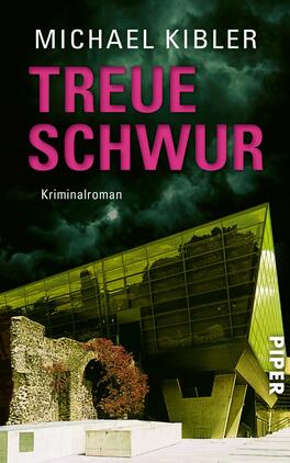Treueschwur Das Buchcover zeigt ein dramatisches Szenario mit einem modernen, architektonischen Gebäude im Vordergrund. Die Farben sind vorwiegend in dunklen Tönen gehalten, während der Titel „TREUE SCHWUR“ in kräftigem Pink hervorsticht. Der Urheber, Michael Kibler, ist oben auf dem Cover platziert. Unter dem Titel steht die Beschreibung „Kriminalroman“ in schlichtem Weiß. Der Hintergrund ist mit dunklen Wolken gestaltet, was eine spannungsgeladene Atmosphäre erzeugt.