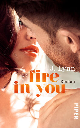 Fire in You Das Buchcover zeigt ein emotionales Moment zwischen zwei Personen, deren Gesichter sich nahekommen. Die Farben sind warm und weich, dominierend sind Rottöne und sanfte Hauttöne. Der Titel „fire in you“ ist in auffälliger, fettgedruckter, orangefarbener Schrift untergebracht, während der Name der Autorin „J. Lynn“ in einer schlichteren Schriftart erscheint. Unten rechts steht der Verlag „PIPER“ in kleinerer Schrift. Die Atmosphäre des Covers vermittelt Intimität und Leidenschaft.