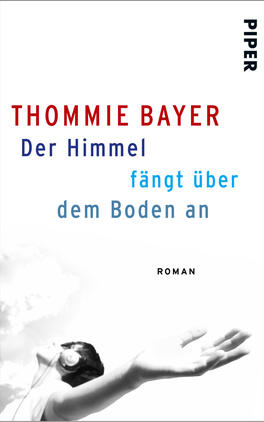Der Himmel fängt über dem Boden an Das Buchcover zeigt einen hellen, nahezu weißen Hintergrund, der eine leichte Wolkenstruktur andeutet. Im oberen Bereich ist der Autorenname „THOMMIE BAYER“ in kräftigem Rot platziert. Darunter steht der Titel „Der Himmel fängt über dem Boden an“, wobei die Worte in Blau und Grau hervorgehoben sind. Am unteren Rand des Covers ist das Wort „ROMAN“ in schlichter, schwarzer Schrift zu sehen. Eine Hand, die einen Kopfhörer trägt, ist im unteren Bildbereich angedeutet und vermittelt eine entspannte, nachdenkliche Atmosphäre.