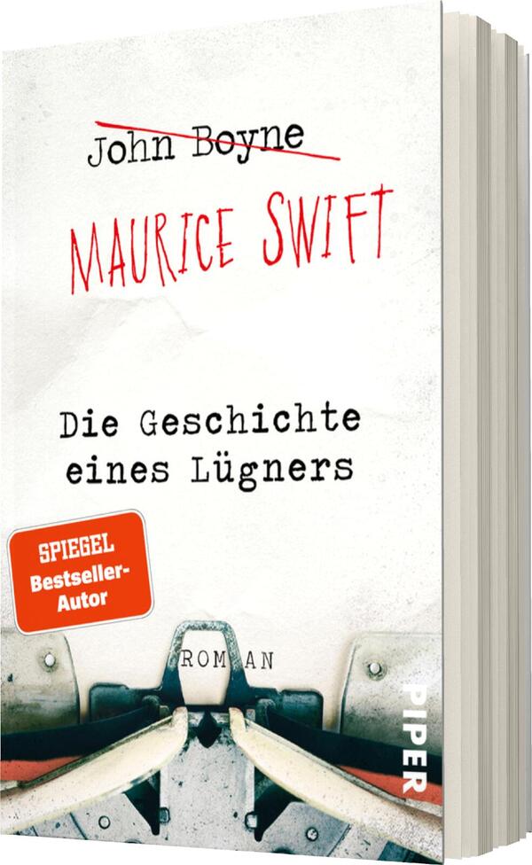 Das Buchcover zeigt einen hellen Hintergrund mit einem allgemeinen, minimalistischen Design. Der Titel „Maurice Swift“ ist in auffälliger roter Schrift hervorgehoben, während der Autor John Boyne in schwarzer Schrift darüber steht. Unter dem Titel befindet sich der Untertitel „Die Geschichte eines Lügners“ in schlichter, schwarzer Schrift. Ein rotes Kästchen mit dem Text „SPIEGEL-Bestseller-Autor“ hebt die Popularität des Buches hervor. Der Verlag ist am unteren Rand in weißer Schrift auf einem blauen Hintergrund platziert.