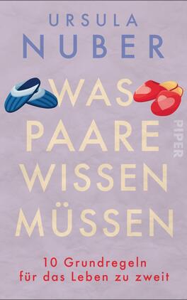 Was Paare wissen müssen Das Buchcover zeigt einen sanften lila Hintergrund. Oben steht der Name der Autorin „Ursula Nuber“ in großen, hellblauen, serifenlosen Buchstaben. Darunter ist der Titel „Was Paare wissen müssen“ in großen, hellen Buchstaben, die sich gut abheben. Zu beiden Seiten des Titels sind illustrative Darstellungen von Schuhen in Blau und roten Herzen platziert. Am unteren Rand stehen die Worte „10 Grundregeln für das Leben zu zweit“ in einer freundlichen Schrift.