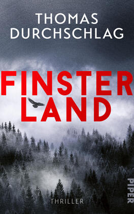 Finsterland Das Buchcover zeigt den Autorennamen „THOMAS DURCHSCHLAG“ oben in weißer Großschrift, darunter den großen, fett gesetzten Titel „FINSTERLAND“ in kräftigem Rot. Im Hintergrund ein nebliger, dunkler Nadelwald in Grautönen, ein einzelner schwarzer Vogel fliegt quer durch die Titelschrift. Gesamteindruck düster, bedrohlich und atmosphärisch. Der Genreschriftzug „THRILLER“ erscheint klein und dezent in Weiß am unteren Rand.