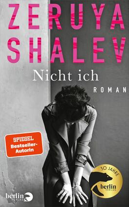 Nicht ich Das Buchcover zeigt eine Frau, die in einem melancholischen Moment sitzt und ihre Hände auf ihre Oberschenkel legt. Sie trägt einen grauen Mantel und hat ihr Gesicht in den Händen verborgen, was eine Atmosphäre von Traurigkeit und Nachdenklichkeit vermittelt. Der Titel „Nicht ich“ steht in großer, weißer Schrift, während der Name der Autorin Zeruya Shalev in pinker Schrift darüber prangt. Es gibt ein oranges Label mit „SPIEGEL Bestseller-Autorin“ und ein goldenes Emblem, das auf „30 Jahre“ hinweist.