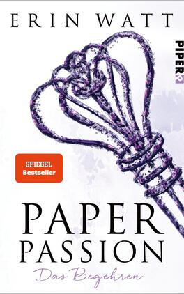Paper Passion Das Buchcover zeigt eine stilisierte, lila gezeichnete Rose, die in einen geschwungenen Schriftzug integriert ist. Der Titel „PAPER PASSION“ ist in einer eleganten, schwarzen Schriftart hervorgehoben, während der Untertitel „Das Begehren“ in kleinerer Schrift darunter steht. Im oberen Bereich ist der Hinweis „SPIEGEL Bestseller“ in orangefarbenem Kasten platziert. Der Hintergrund ist hell und trägt zur romantischen und sinnlichen Atmosphäre des Covers bei.