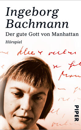 Der gute Gott von Manhattan Das Buchcover zeigt ein farblich reduziertes Porträt von Ingeborg Bachmann, das in sanften Grau- und Weißtönen gehalten ist. Ihr Gesicht ist teilweise im Schatten, wobei der Blick direkt zum Betrachter gerichtet ist. Hinter ihr sind handschriftliche Notizen in roter Tinte zu sehen, die eine lebendige und persönliche Atmosphäre schaffen. Der Titel „Der gute Gott von Manhattan“ sowie das Wort „Hörspiel“ sind in klaren, fetten Schriftarten platziert, die den Fokus auf das Werk lenken.