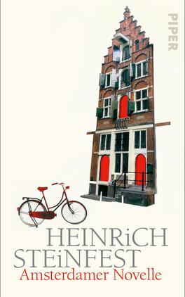 Amsterdamer Novelle Das Buchcover zeigt ein hohes, schmal gebautes Gebäude im typischen niederländischen Stil, mit einer Ziegelsteinfassade und mehreren Fenstern, die teilweise über rote Türen verfügen. Vor dem Gebäude steht ein traditionelles Fahrrad in rot und schwarz. Der Schriftzug „HEINRICH STEINFEST“ ist prominent in großen, grauen Buchstaben platziert, während darunter „Amsterdam Novelle“ in kleinerer Schrift steht. Der Hintergrund ist in einem hellen Beige gehalten, was eine ruhige und einladende Atmosphäre schafft. Rechts oben ist das Wort „PIPER“ in schlichter Schrift zu sehen.