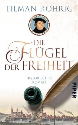 Die Flügel der Freiheit Das Buchcover zeigt einen historischen Hintergrund mit einer alten Stadtansicht. Im oberen Bereich ist das Porträt eines Mannes in einem schwarzen Hut, umgeben von einem roten Kreis, platziert. Der Titel „Die Flügel der Freiheit“ ist in eleganter, geschwungener Schrift in Goldtönen und großen Buchstaben gestaltet. Unterhalb des Titels steht „Historischer Roman“ in schlichter, klarer Typografie. Eine Feder und ein Tintenfass in dunklen Farben ergänzen das Design, das eine Atmosphäre von Geschichte und Kreativität vermittelt.