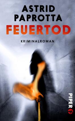 Feuertod Das Buchcover zeigt eine dramatische Szenerie in Grau und Schwarz. Im Vordergrund sind eine handgehaltene Flamme und ein Schattenriss einer Person zu sehen, was Spannung erzeugt. Der Titel „FEUERTOD“ ist in großen, kräftigen roten Buchstaben abgedruckt und sticht hervor. Darunter steht der Schriftzug „KRIMINALROMAN“ in einer kleineren, neutralen Schrift. Oben steht der Name der Autorin „ASTRID PAPROTTA“. Das Cover vermittelt eine düstere und mysteriöse Atmosphäre.