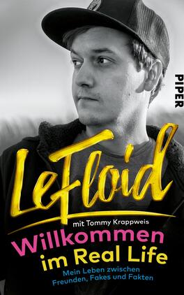 Willkommen im Real Life Das Buchcover zeigt ein schwarz-weißes Porträt eines jungen Mannes mit einer Baseballmütze, der nachdenklich in die Ferne blickt. Der Titel „LeFloid“ ist in auffälligem, gelbem Lettering oberhalb des Porträts platziert, während der Untertitel „Willkommen im Real Life“ in pinker Schrift darunter steht. Der Name des Autors, Tommy Krappweis, ist in weißer Schrift unter dem Titel zu finden. Der Hintergrund ist unscharf, wodurch der Fokus auf die Person und die lebhaften Farben des Textes gelenkt wird. Rechts oben ist das Verlagslogo „PIPER“ zu sehen.