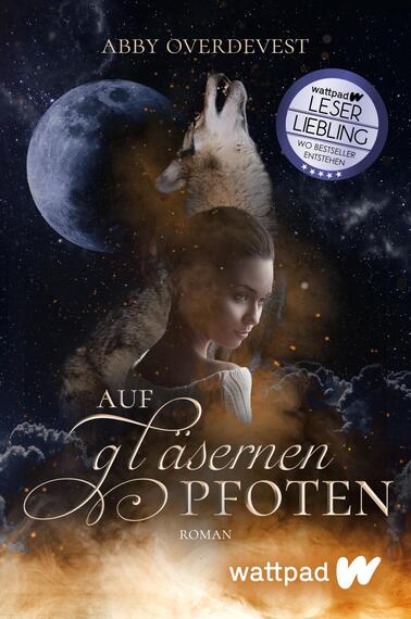 Das Buchcover zeigt eine mystische Szenerie mit einem Sternenhimmel und einem großen Mond. Im Vordergrund befindet sich ein Mädchen mit langen, dunklen Haaren, das nachdenklich blickt. Hinter ihr ist der Kopf eines Wolfes sichtbar, der mit der nächtlichen Kulisse verschmilzt. Der Titel „Auf gläsernen Pfoten“ ist geschwungen und elegant in Weiß platziert. Am oberen Rand prangt das Logo von Wattpad mit dem Zusatz „LESER LIEBLING“ in einem blauen, runden Button.