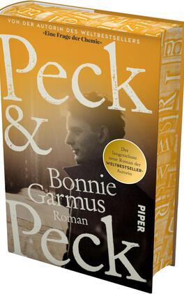 Peck & Peck Das Buchcover zeigt ein einfarbiges, kräftiges Orange als Hauptfläche mit großflächiger, weißer Serifenschrift für Autorennamen Bonnie Garmus und den Titel Peck & Peck. In der unteren rechten Ecke wirkt eine aufgeklappte Ecke in Orangerot auf gelbem Untergrund, darauf der schwarze Hinweis „Vorläufiges Cover“. Die Typografie ist schwer, klassisch und kompakt; die Gesamtwirkung ist prägnant, warm und leicht spielerisch durch die umgeschlagene Ecke.
