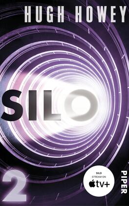Silo 2 Das Buchcover zeigt einen faszinierenden, spiralförmigen Tunnel in verschiedenen Lila- und Grautönen, der eine tiefgründige Atmosphäre erzeugt. In der Mitte des Covers steht der Titel „SILO“ in großen, fetten Buchstaben, wobei das „O“ als leuchtende Lichtquelle hervorsticht. Oben ist der Autor „Hugh Howey“ in klarer, weißer Schrift platziert. Unten rechts befindet sich ein Button mit dem Text „SILO STREAM ON“ und einem Apple TV+-Logo. Die Gesamtgestaltung vermittelt ein Gefühl von Spannung und Geheimnis.