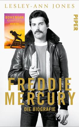 Freddie Mercury Das Buchcover zeigt eine Schwarz-Weiß-Abbildung von Freddie Mercury, der in einer Lederjacke posiert und eine Zigarette hält. Der Hintergrund ist schlicht, während der Titel „FREDDIE MERCURY“ und der Untertitel „DIE BIOGRAPHIE“ in großen, goldenen Buchstaben hervorgehoben sind. Oben links befindet sich eine kleine farbige Abbildung mit dem Titel „BOHEMIAN RHAPSODY“ und einer silhouettierten Darstellung eines Sängers. Der Verweis auf den Verlag „PIPER“ ist in der oberen rechten Ecke sichtbar.