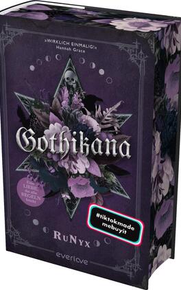 Gothikana – Eine Liebe, die alle Regeln bricht Das Buchcover zeigt eine tiefviolette Hintergrundfarbe mit einer zentralen, stilisierten sechszackigen Sternform, die mit geometrischen Mustern und floralen Elementen verziert ist. In der Mitte verläuft ein menschlicher Schädel, umgeben von üppigen, bunten Blumen. Der Titel „Gothikana“ ist in eleganter, weißer Schrift prominent platziert. Am oberen Rand steht der Hinweis „WIRKLICH EINMALIG! Hannah Grace“, während unten ein ovales Element mit dem Text „Reise in die Liebe und die Regeln“ prangt. Ein rotes Kästchen mit der Aufschrift „#tiktokmade mebuyit“ ergänzt das Design.