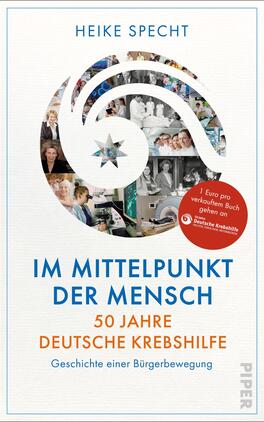 Im Mittelpunkt der Mensch – 50 Jahre Deutsche Krebshilfe Das Buchcover zeigt ein zentrales spiralförmiges Element, das aus zahlreichen Fotos besteht und verschiedene Aspekte der Krebsbekämpfung illustriert. Dominierende Farben sind Weiß, Blau und Orange. Der Titel „IM MITTELPUNKT DER MENSCH“ steht in großer, blauer Schrift, gefolgt von „50 JAHRE DEUTSCHE KREBSHILFE“ in etwas kleinerer Schrift. Unten rechts ist das Verlagslogo „PIPER“ abgebildet. Ein roter Button mit der Aufschrift „1 Euro pro verkauftem Buch gehen an Deutsche Krebshilfe“ ergänzt das Cover.