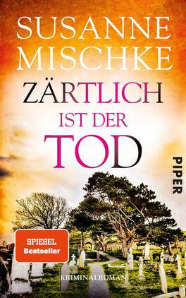 Zärtlich ist der Tod Das Buchcover zeigt eine gruselige Szenerie mit einem Friedhof, auf dem verwitterte Grabsteine und dunkelgrüne Bäume abgebildet sind. Der Hintergrund vermittelt mit orangefarbenen und lila Farbtönen eine mysteriöse Atmosphäre. Oben sind die Autorin „Susanne Mischke“ und der Titel „Zärtlich ist der Tod“ in großer, ausgefallener Typografie platziert, wobei „Tod“ in pinker Schrift hervorsticht. Unten rechts ist das Verlagslogo „PIPER“ abgebildet, außerdem wird „SPIEGEL Bestseller“ auf einem roten Button hervorgehoben.