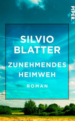 Zunehmendes Heimweh Das Buchcover zeigt einen weiten, wolkenverhangenen Himmel in verschiedenen Blau- und Grüntönen. Der Titel „ZUNEHMENDES HEIMWEH“ von Silvio Blatter ist in großen, weiß gehaltenen Buchstaben zentriert, während der Autorenname „SILVIO BLATTER“ darüber platziert ist, ebenfalls in Großbuchstaben. Am unteren Rand steht das Wort „ROMAN“ in kleinerer Schrift. Die Gesamtatmosphäre wirkt melancholisch und nachdenklich.